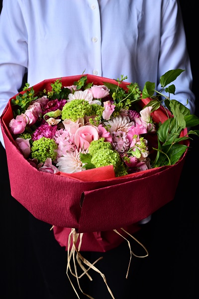 豪華な花材を用いた贅沢な花束
ラウンドタイプ