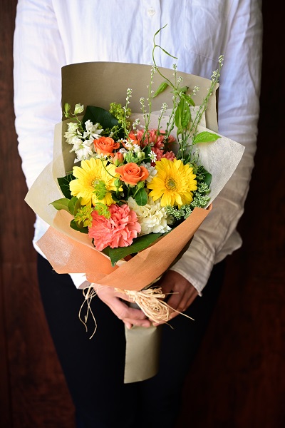 どんなシーンにも喜ばれる黄色・オレンジの花束
スタンダードタイプ