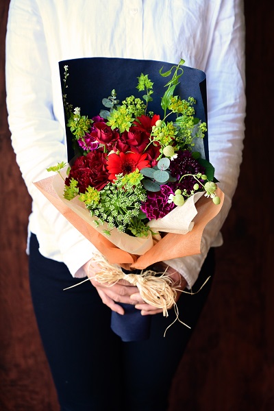 ダークカラーのお花で大人っぽい印象の花束　スタンダードタイプ