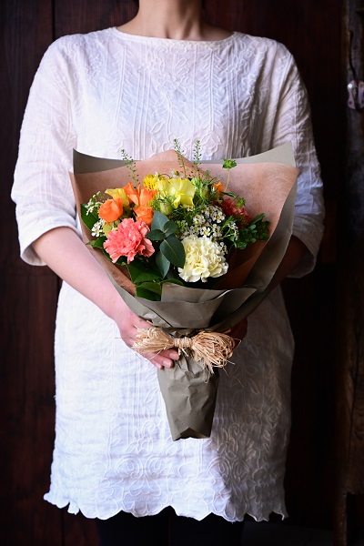 ビタミンカラーを取り入れナチュラルな印象の花束　スタンダードタイプ